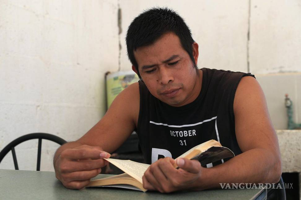 $!El migrante de origen guatemalteco, Moisés Méndez lee un libro en el albergue 'El Buen Samaritano' en la frontera con Ciudad Juárez, Chihuahua (México).