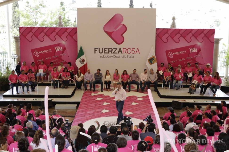 $!Entrega Miguel Riquelme las primeras tarjetas de “Fuerza Rosa” en Coahuila