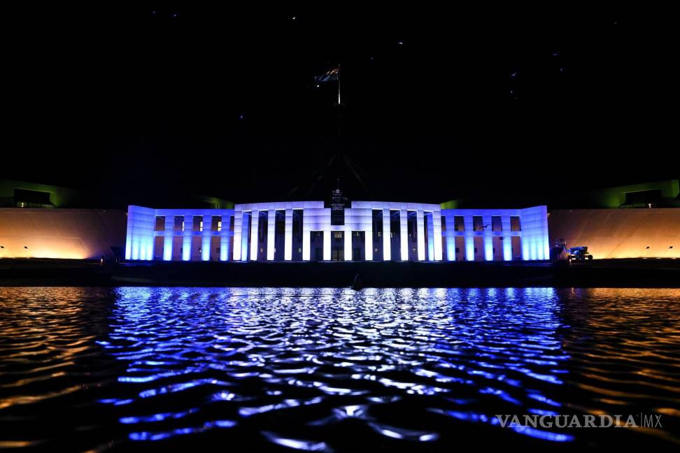 $!La Casa del Parlamento australiano se ve iluminada en azul y blanco para mostrar su apoyo a Israel, en Canberra, Australia.