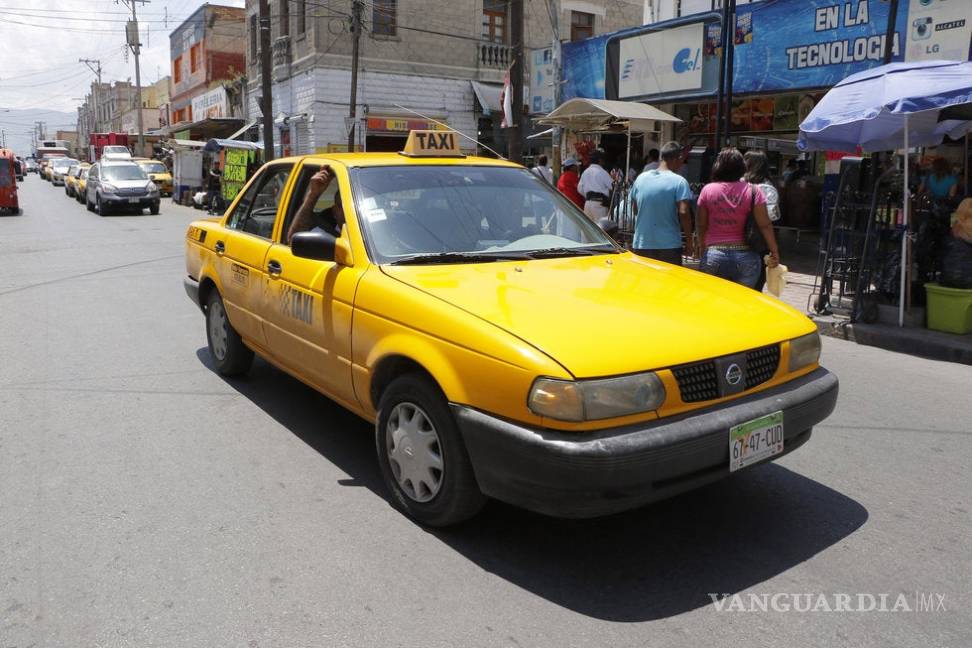 Cruza sin fijarse y lo ‘pisa’ taxi al sur de Saltillo