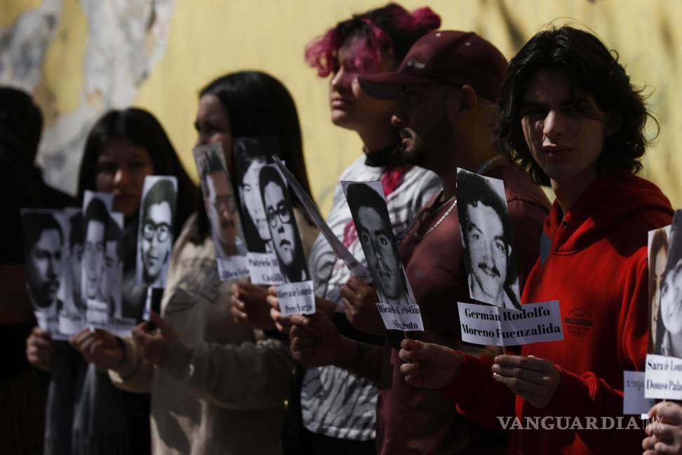 $!Personas sostienen pancartas, con imágenes de ex estudiantes de la Universidad de Chile, víctimas de Desaparición Forzada.
