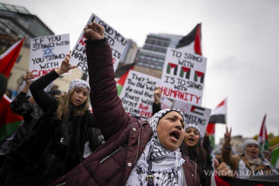 $!Partidarios pro palestinos marchan en el centro de Hamilton, Ontario.
