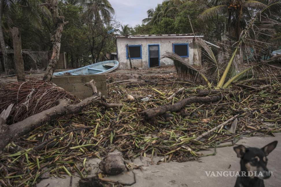 $!Escombros rodean una casa dañada por la tormenta causada por las inundaciones provocadas por el aumento del nivel del mar en El Bosque, en el estado de Tabasco.