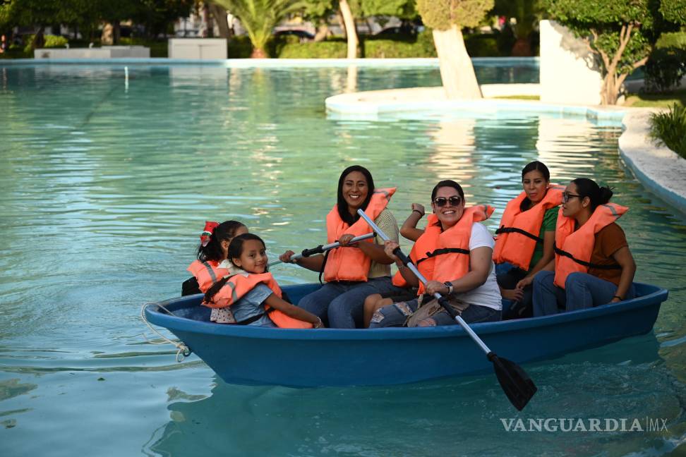 $!Familias saltillenses disfrutan de los paseos en lancha en el Lago República de la Alameda Zaragoza.
