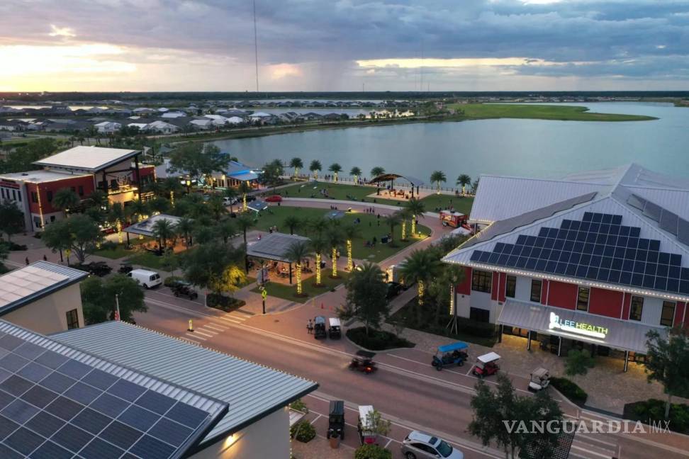 $!Algunos de los edificios construidos con paneles solares en el techo para generar su propia energía en el centro de Babcock Ranch.