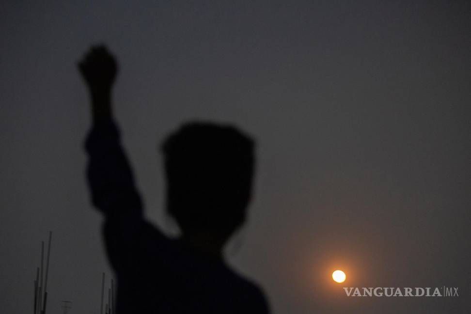 $!Un niño de Bangladesh observa cómo se ve la Luna durante un eclipse lunar parcial, a la hora de la tarde en Dhaka, Bangladesh. EFE/EPA/Monirul Alam
