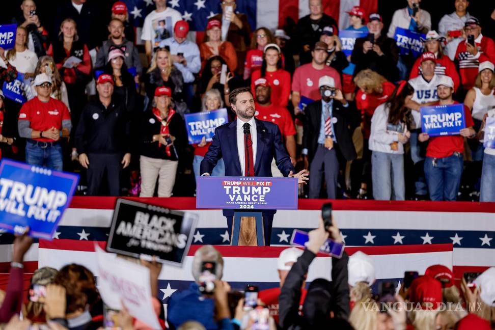 $!El candidato republicano a la vicepresidencia JD Vance, en un mitin de campaña en la víspera de las elecciones en el área del condado de Cobb en Atlanta, Georgia.