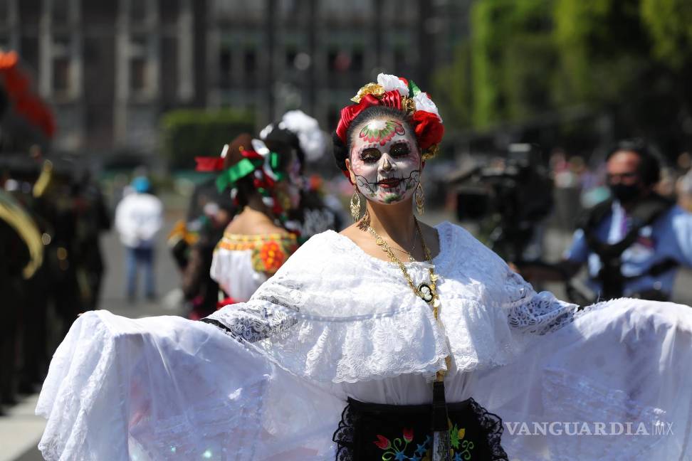 $!El desfile del Día de Muertos vuelve a la Ciudad de México, tras un año de obligado descanso por la pandemia con más de 1,000 participantes, 10 carros alegóricos, cuatro estrellas musicales, 350 bailares y acróbatas. EFE/Mario Guzmán