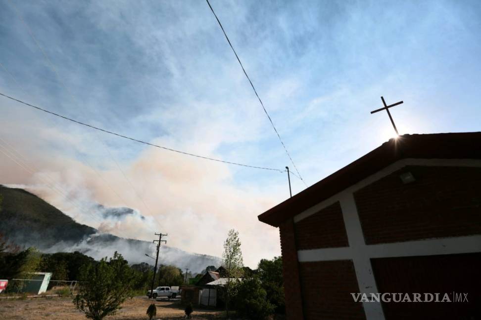 $!Suman 600 hectáreas dañadas por incendio en Arteaga; entra helicóptero de Nuevo León al quite