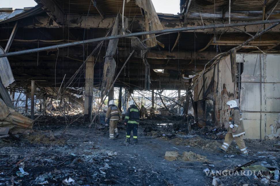 Rescatistas buscan víctimas en centro comercial ucraniano bombardeado por Rusia
