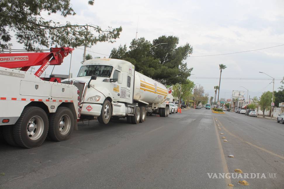 Aseguran pipa con 45 mil litros de combustible ilegal, en Saltillo