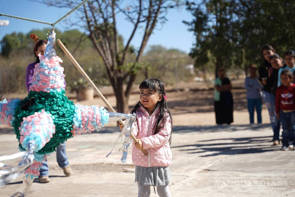 $!Con el apoyo de la Dirección de Desarrollo Rural y el Voluntariado del DIF Saltillo, se organizaron juegos, shows, piñatas y dinámicas para niñas y niños.