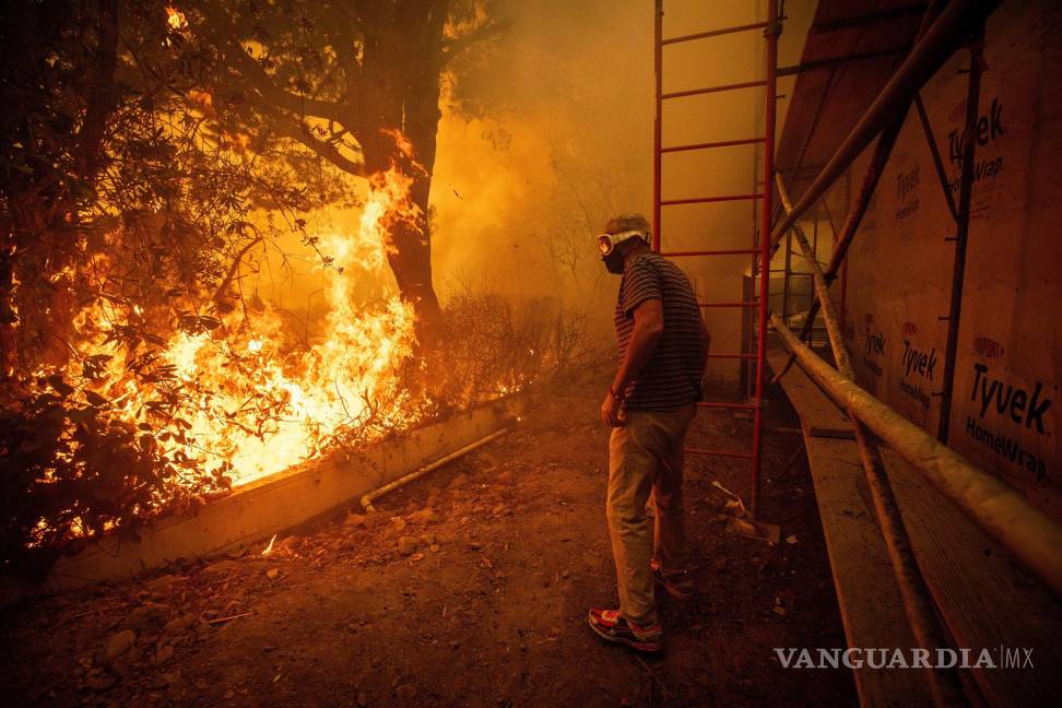 $!Will Adams observa cómo las llamas del incendio Palisades se acercan a su propiedad en el vecindario Pacific Palisades de Los Ángeles.