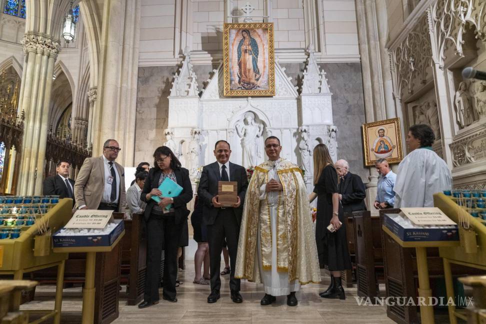 $!El cónsul general de México en Nueva York, Jorge Islas López (i), sostiene las cenizas de Clara Krause en la Catedral católica de San Patrick de Manhattan.