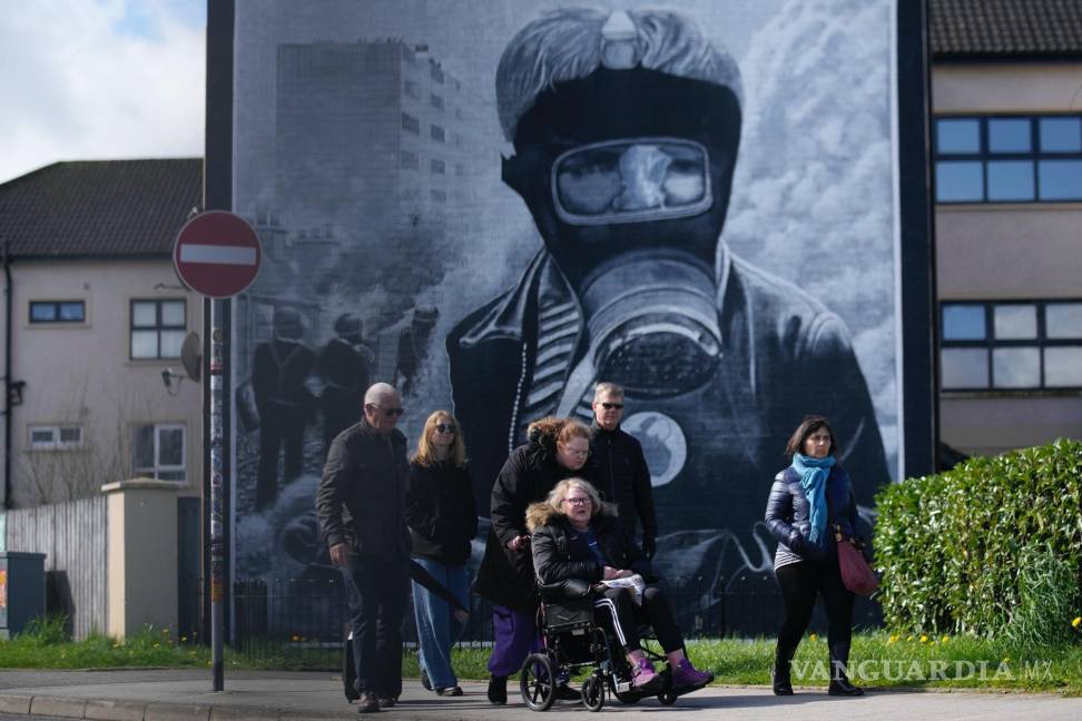 $!Los turistas caminan más allá de un mural en la esquina ‘Free Derry’ en Londonderry, Irlanda del Norte.