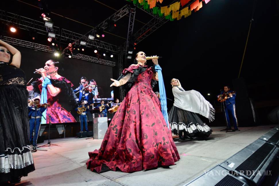 $!La Plaza de las Ciudades Hermanas vibró con la actuación de Aída Cuevas, quien brindó un concierto lleno de emoción y talento.