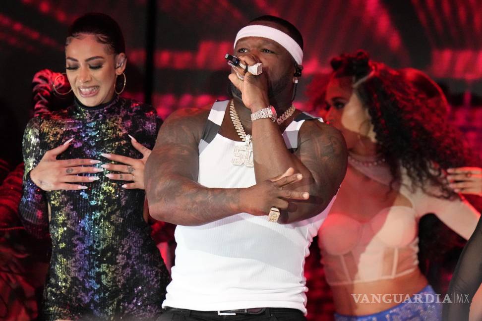 $!50 Cent fue la estrella invitada al espectáculo, y aprovechó para recrear aquella escena del video musical “In Da Club”.