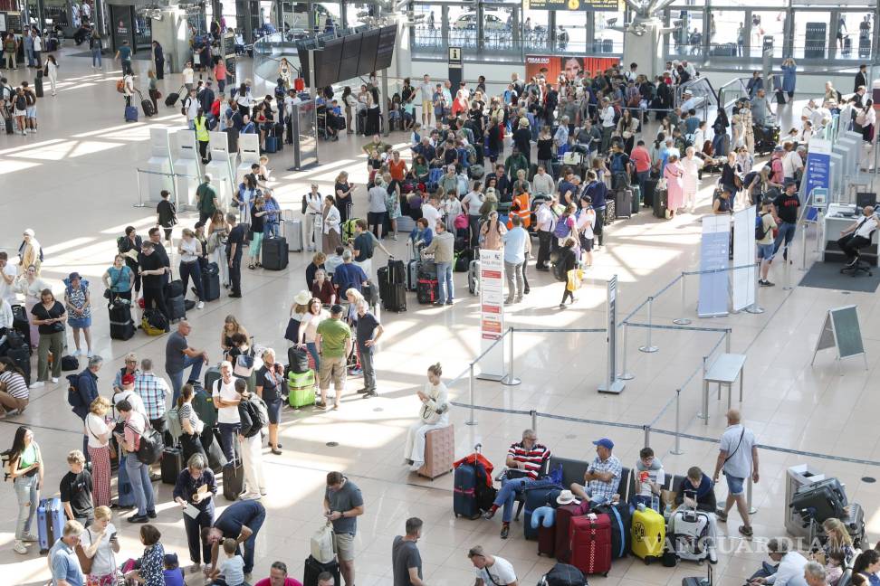 $!Los viajeros esperan en la Terminal en el aeropuerto de Hamburgo, en Hamburgo, Alemania. Una interrupción de Microsoft interrumpió vuelos de todo el mundo .