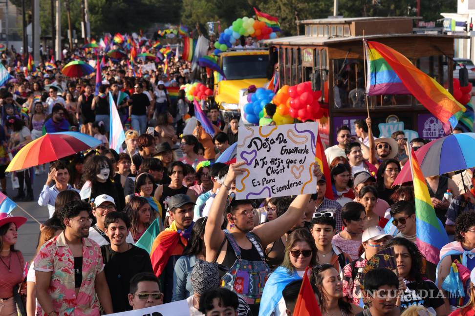 $!Durante la edición 2025 de la marcha del Orgullo en Saltillo, la comunidad LGBTTTIQ+ reconoció la trayectoria de Homero Craig con un emotivo homenaje en Plaza de Armas.
