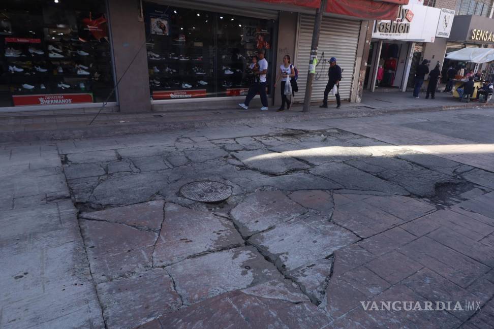 $!El deterioro en el pavimento de la calle Manuel Acuña es evidente.