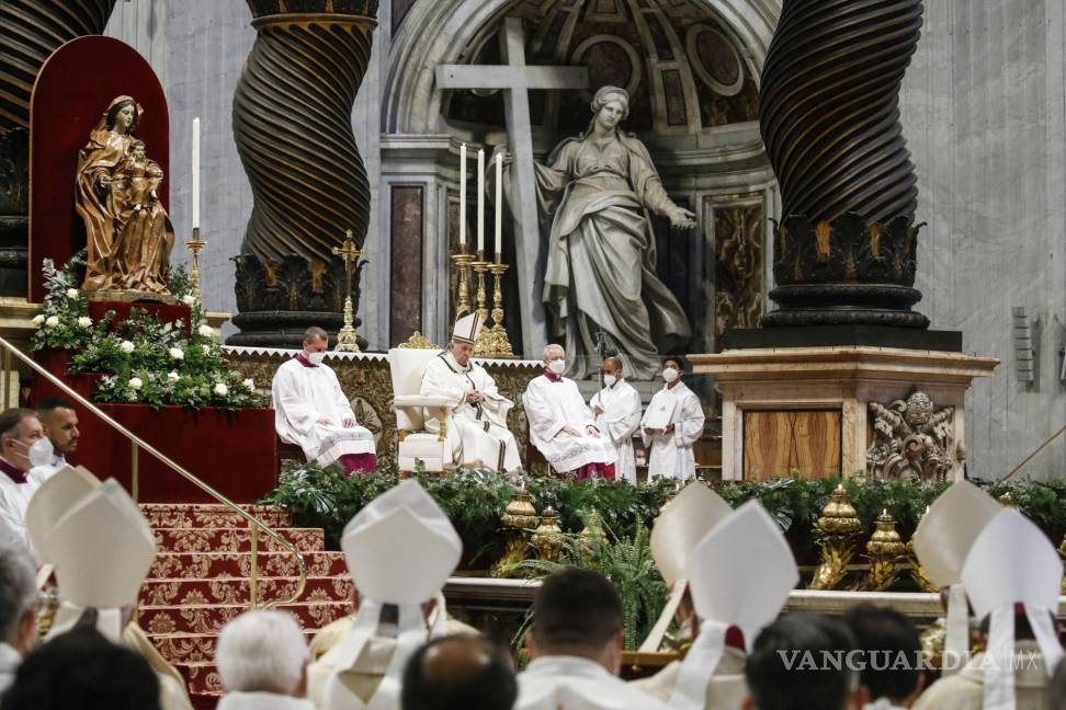 $!El Papa Francisco durante una Misa Crismal dentro de la Basílica de San Pedro, en el Vaticano.