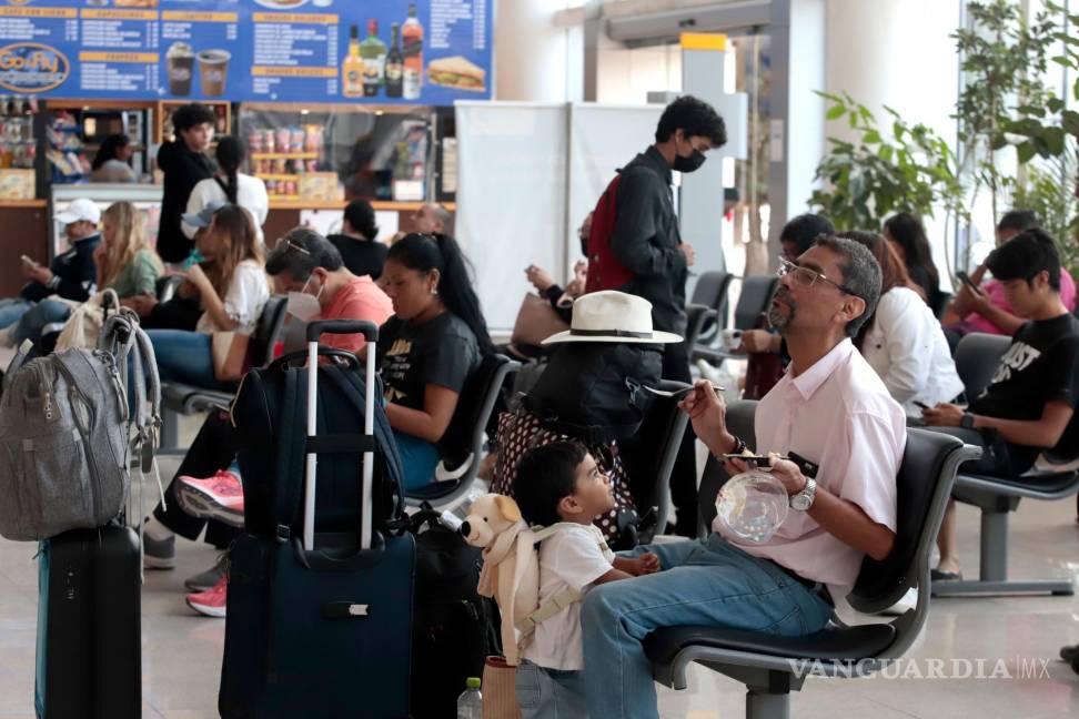 $!El Aeropuerto Internacional Hermanos Serdán en Huejotzingo reanudó sus operaciones tras la cancelación de vuelos esta mañana por caída de ceniza.