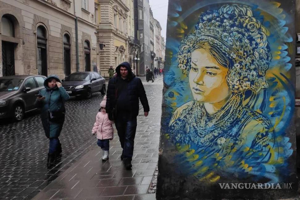 $!La defensa contra la invasión rusa encuentra un reflejo en el arte callejero ucraniano con un mural en Leópolis.