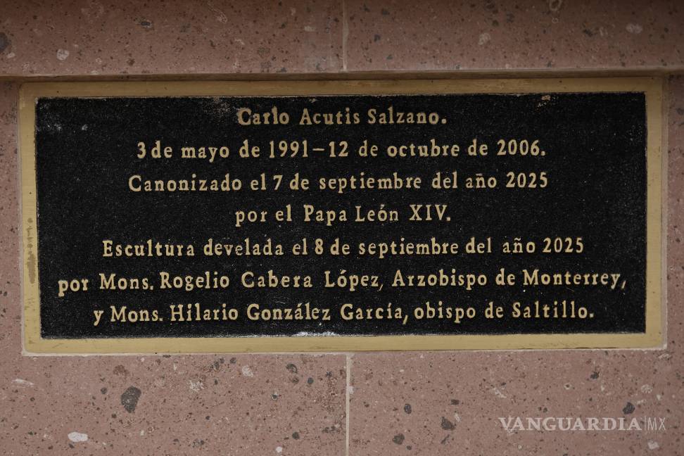 $!La estatua de tamaño natural de Carlo Acutis se colocó en la entrada del nuevo plantel educativo.