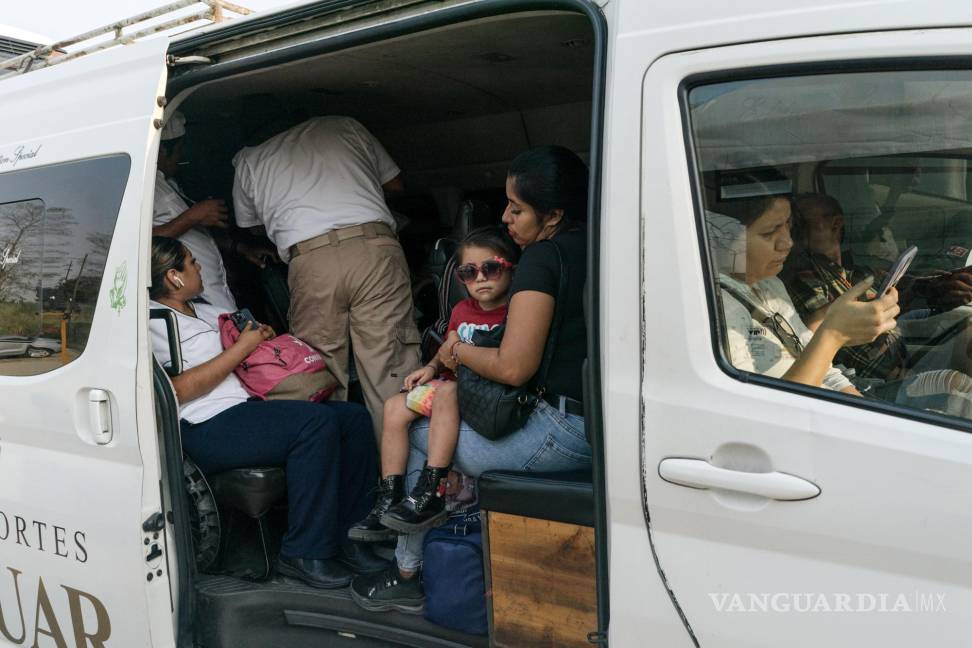 $!Un agente de migración sube a una camioneta en busca de migrantes en un puesto de control cerca de Villahermosa, Tamaulipas, México.