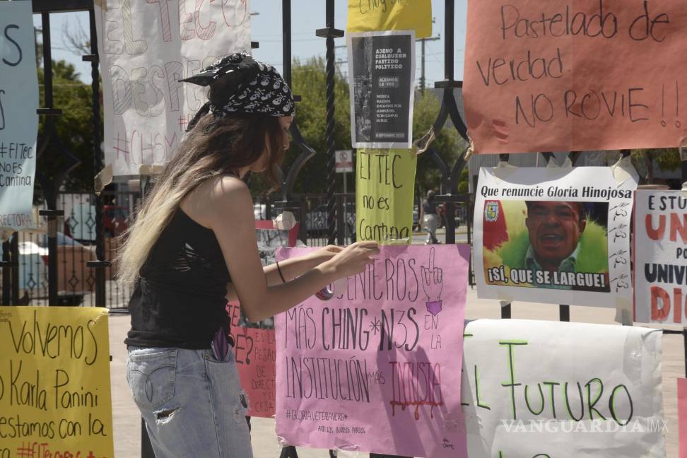 $!Una joven coloca una pancarta en la reja que se ubica frente a la fachada del ITS, la cual ha servido para que los alumnos inconformes expongan sus quejas y exigencias.