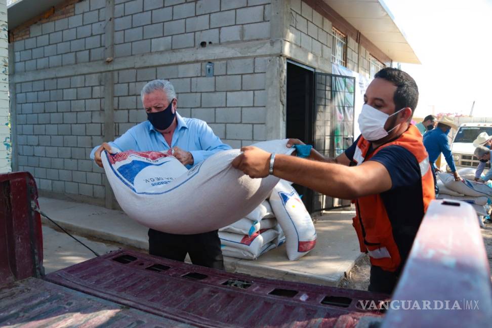 $!Ayuntamiento de Torreón entrega 66 toneladas de alimento a caprinocultores