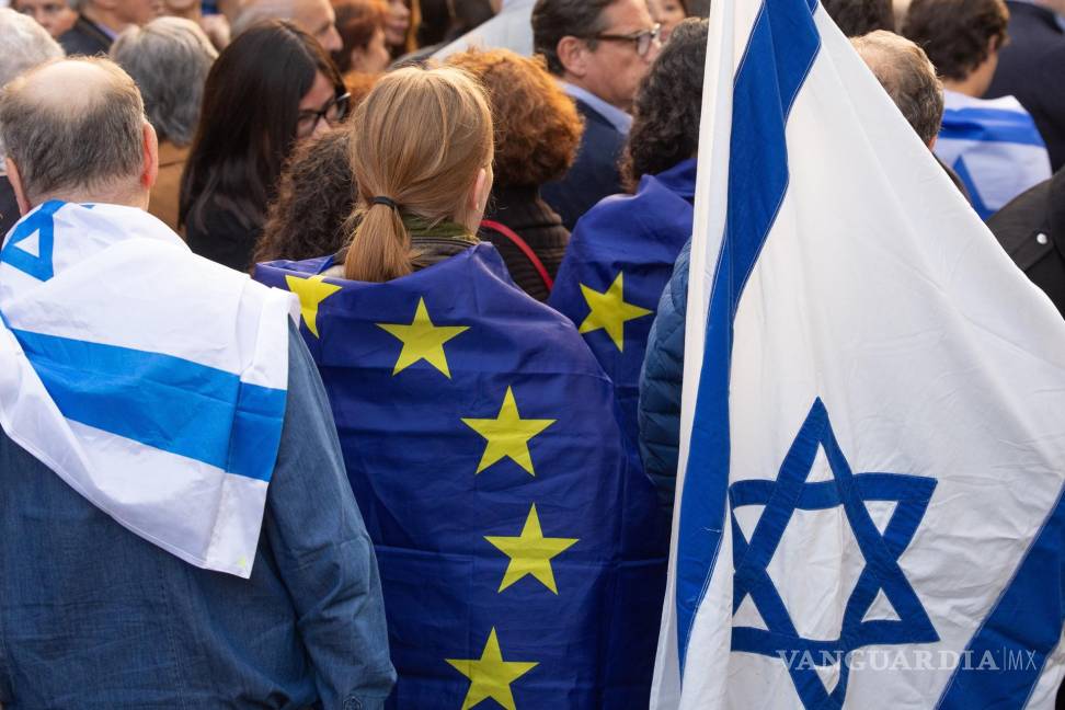 $!Miembros del Comité de Coordinación de Organizaciones Judías y el Foro Voor Joodse Organizaciones, en una vigilia pro israelí frente a la Embajada de Israel en Bruselas.