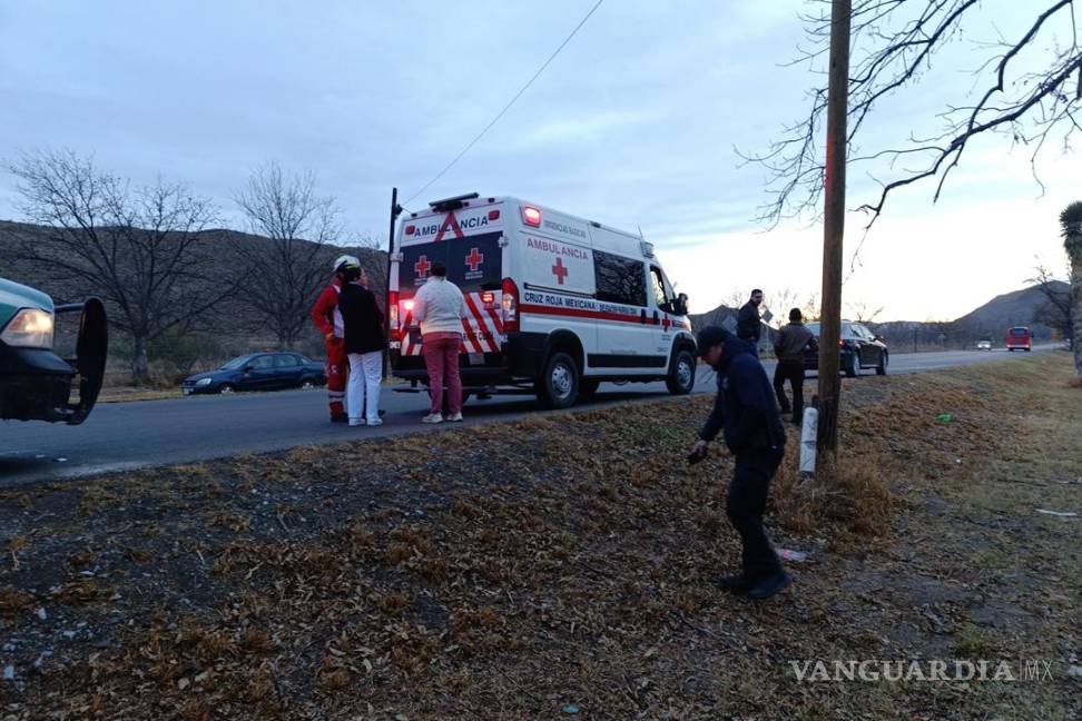 $!Paramédicos de la Cruz Roja valoraron a la conductora, quien no presentó lesiones.