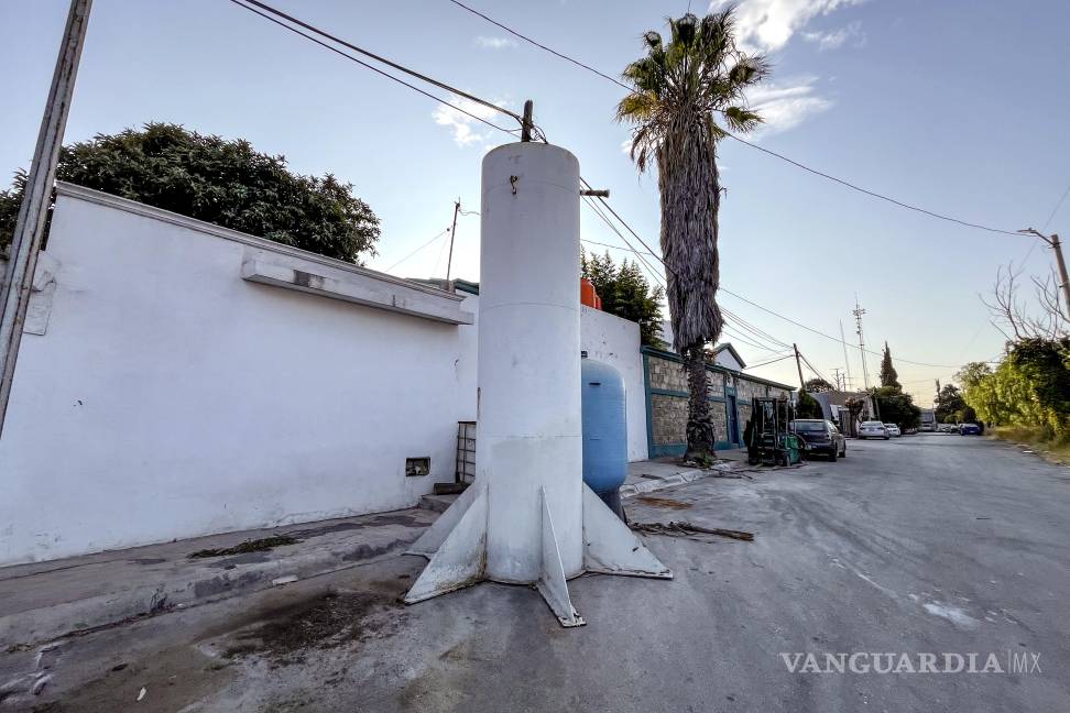 $!Habitantes de la colonia Los Maestros denuncian que un residente usa la vía publica para almacenar objetos de gran tamaño.