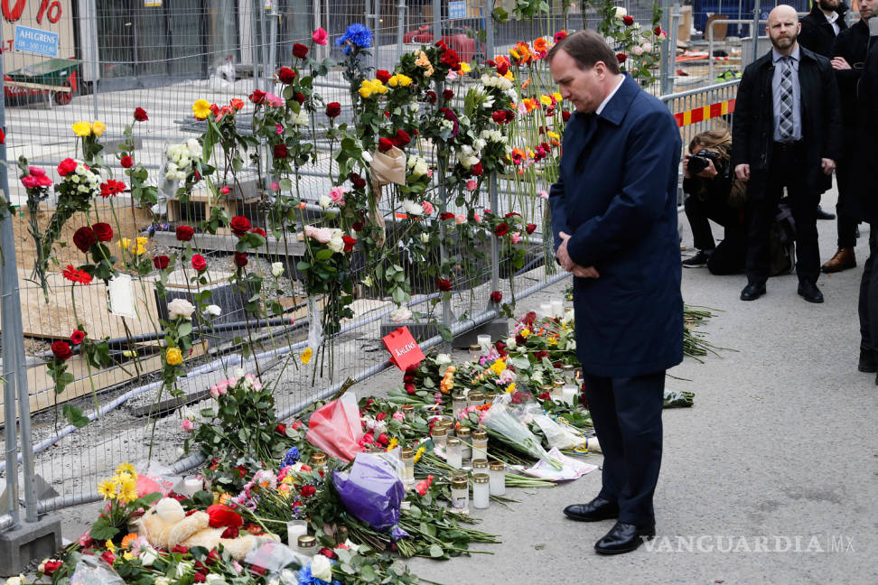$!Suecia honra con flores a las víctimas del atentado