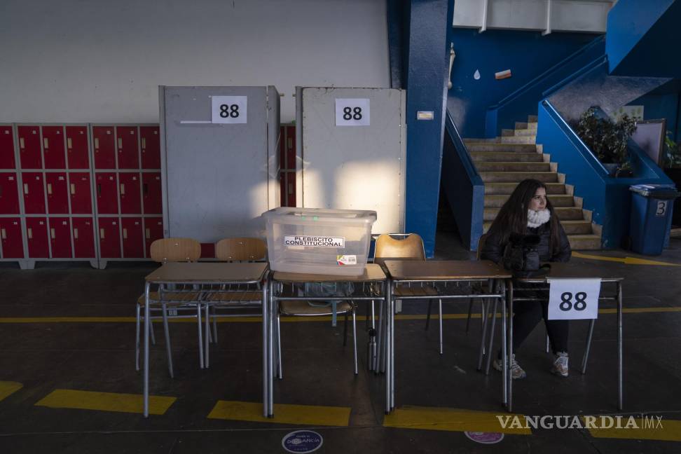 $!Jurados electorales instalan mesas para las elecciones del Consejo Constitucional 2023.