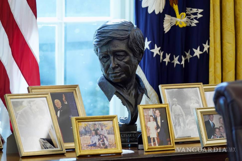 $!Una escultura del líder laboral y de derechos civiles latinoamericanos César Chávez en la Oficina Oval de la Casa Blanca, el 28 de enero de 2021, en Washington.