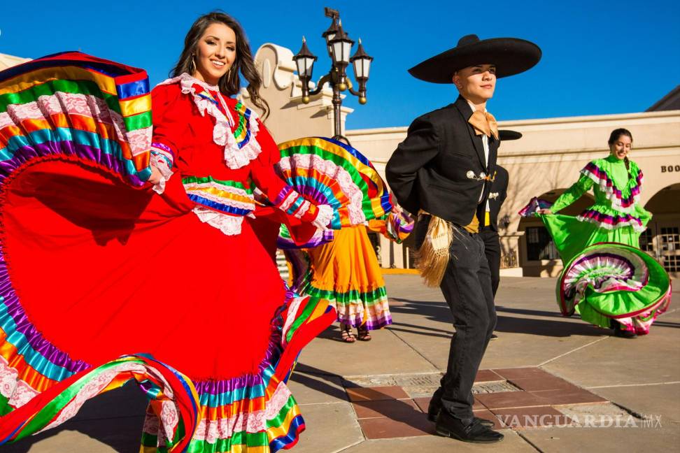 $!Pide a tus invitados que se vistan como figuras históricas o en atuendos tradicionales mexicanos.