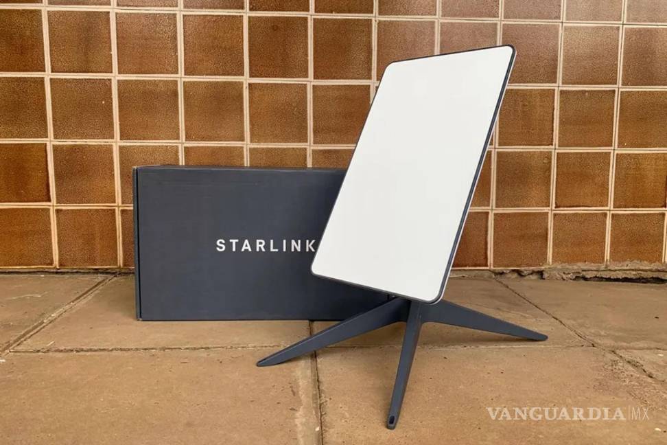 $!Imagen de archivo de la caja de envío y la antena parabólica de uno de los kits de la empresa de servicio a internet satelital de Elon Musk, Starlink.