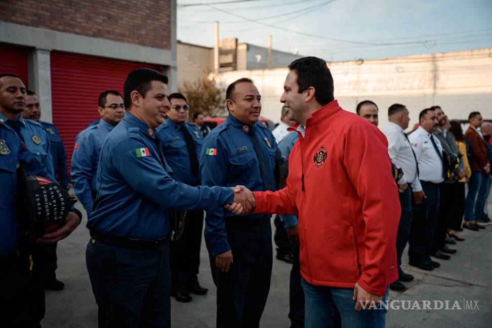 $!El Cuerpo de Bomberos de Saltillo realizó una demostración de rescate, como parte de las actividades para reforzar la seguridad y eficiencia del cuerpo de bomberos en la ciudad.