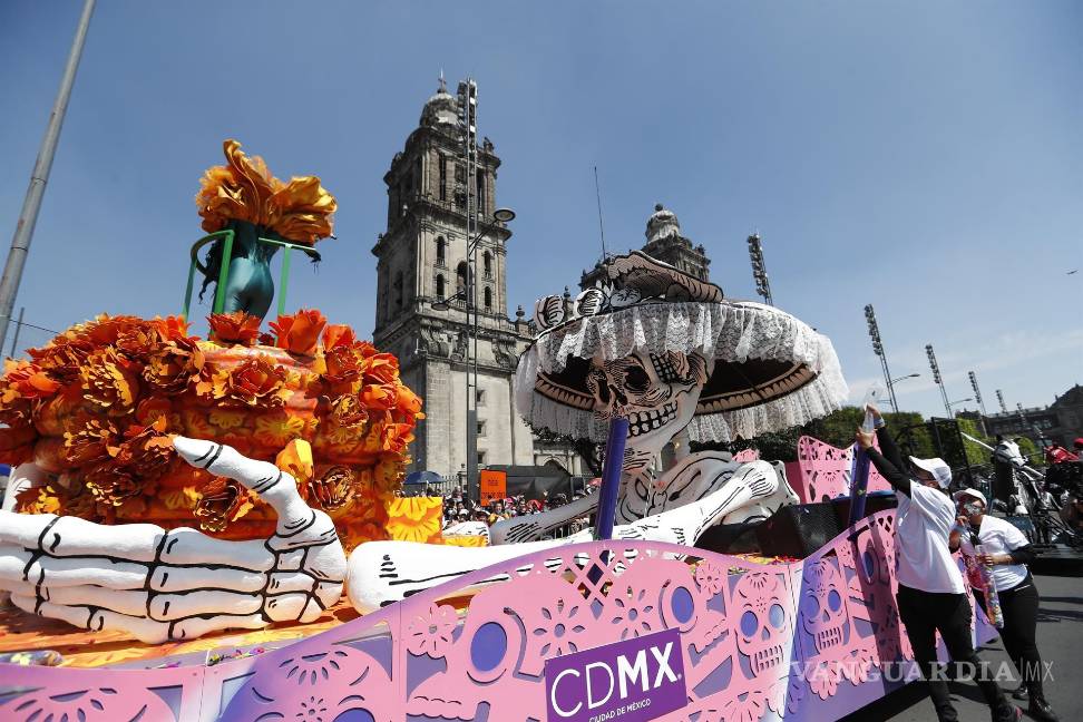 $!Personas participan en las principales avenidas en un desfile en conmemoración del Día de Muertos. EFE/Mario Guzmán