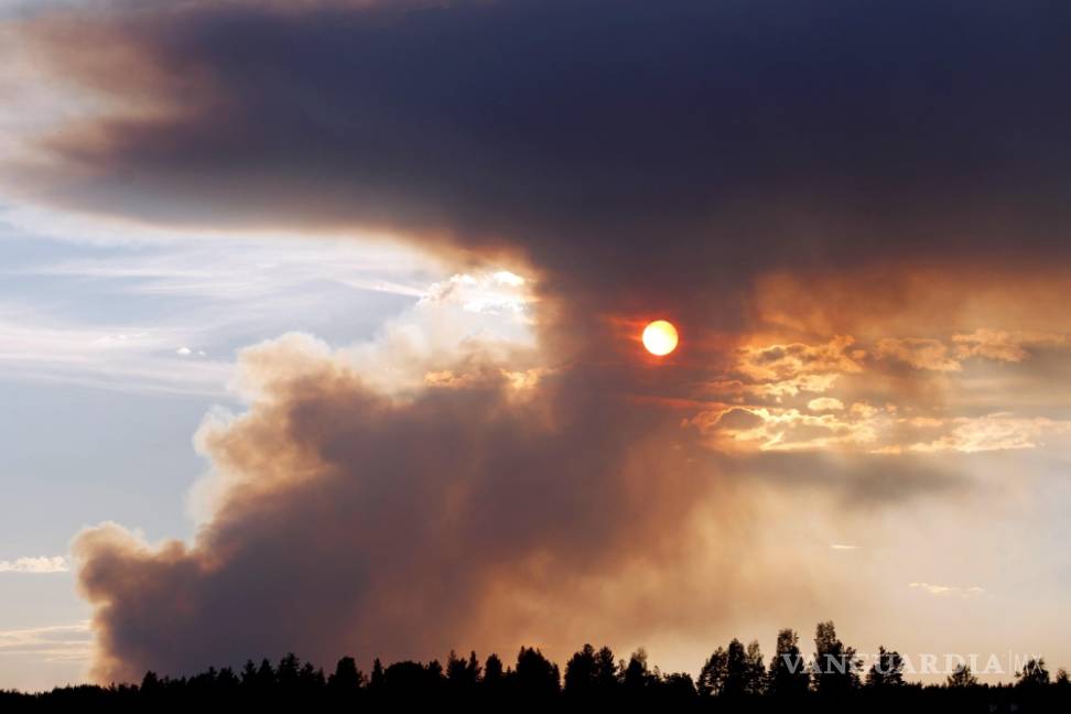$!Bomberos de Suecia luchan por extinguir 50 incendios