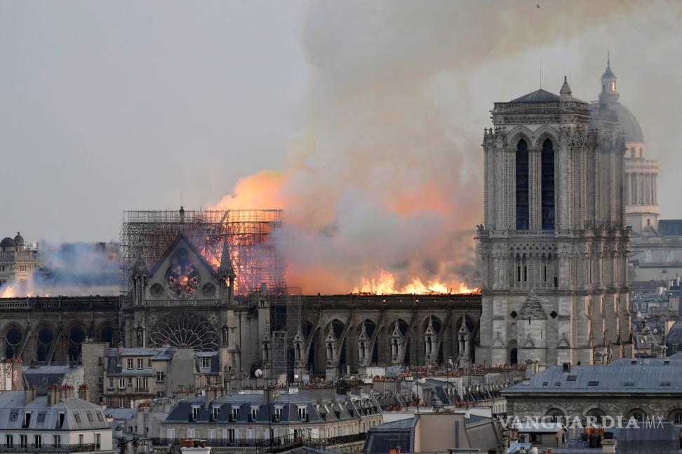 $!Catedral de Notre Dame en el centro de París es devorada por las llamas (fotogalería)