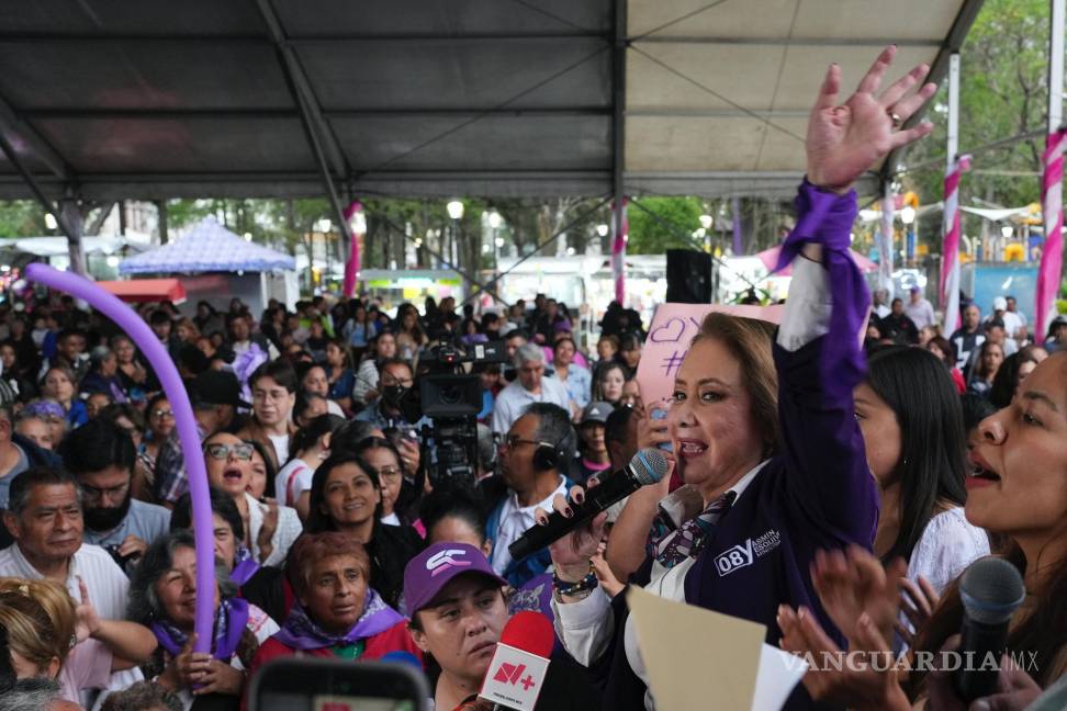 $!Yasmín Esquivel, candidata a la Suprema Corte de Justicia de la Nación, habla con sus simpatizantes en su mitin de cierre de campaña en la Ciudad de México.