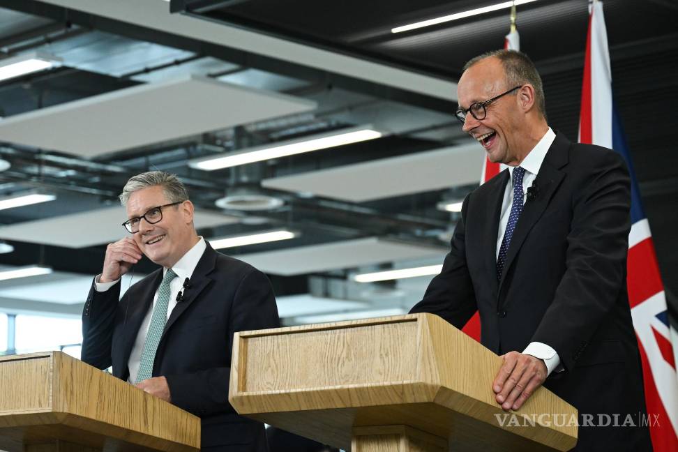 $!El primer ministro británico, Keir Starmer (i), y el canciller alemán, Friedrich Merz, en la fábrica de Airbus Defence and Space en Stevenage, Gran Bretaña.