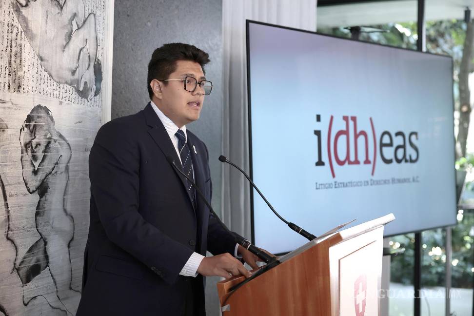 $!El representante legal de IDHEAS, Michel Cervantes, en la entrega del Premio Suizo de Derechos Humanos y Desarrollo Sostenible celebrado en Ciudad de México.