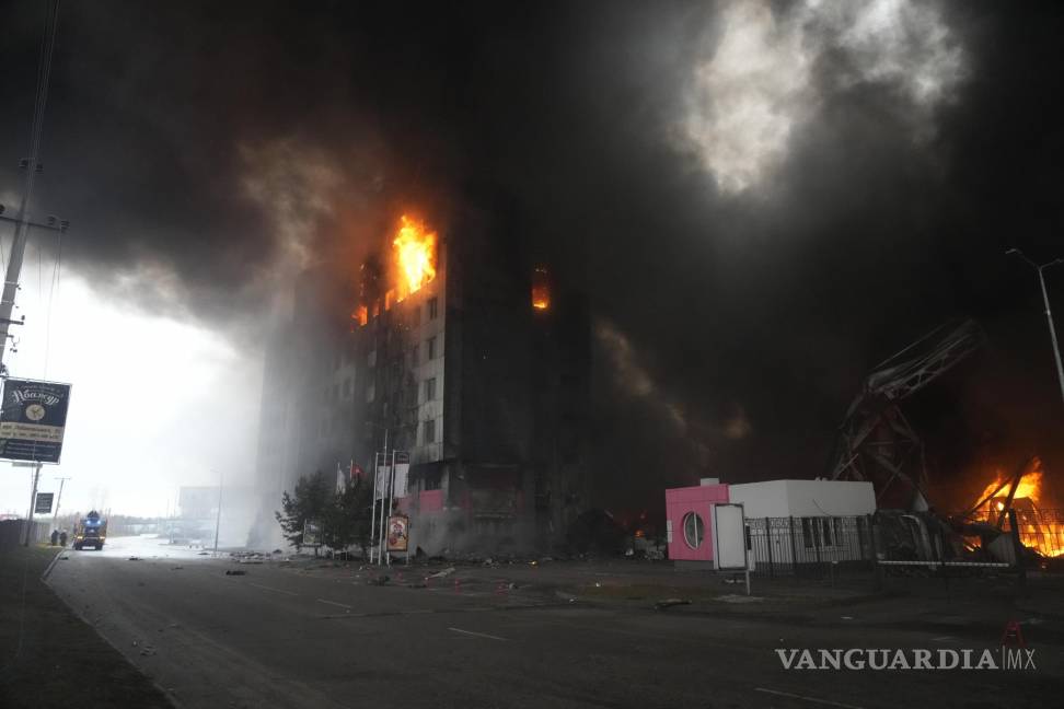 $!Un edificio arde en llamas después de un ataque de artillería ruso en Kiev, Ucrania. AP/Efrem Lukatsky