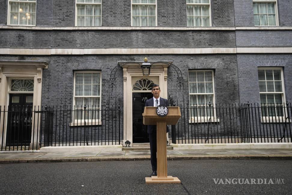 $!El nuevo primer ministro británico Rishi Sunak habla en Downing Street en Londres.