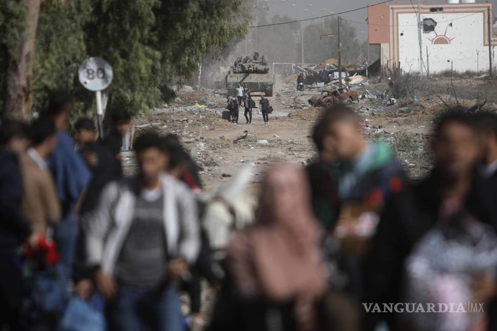 $!Los palestinos huyen al norte de Gaza mientras los tanques israelíes bloquean la carretera Salah al-Din en el centro de la Franja de Gaza.