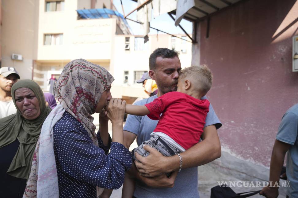$!Unos padres palestinos se despiden de su hijo enfermo antes de abandonar la Franja de Gaza para recibir tratamiento en el extranjero.